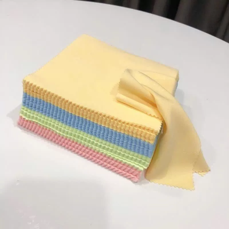 Tại sao bạn không nên dùng áo hay khăn giấy để lau kính?